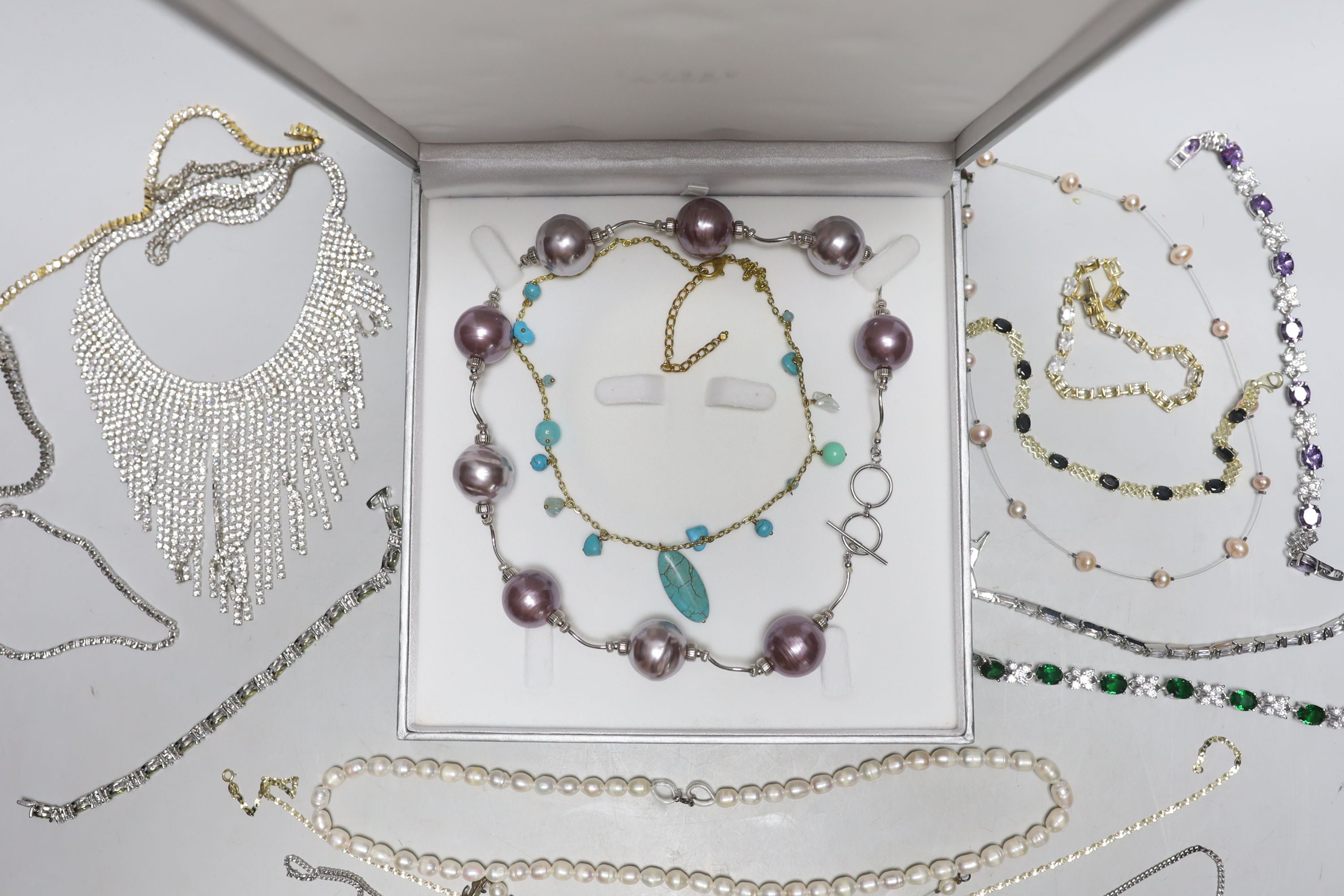Sundry costume jewellery.